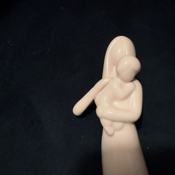 Mother's Love Endures Forever - Porcelain Figurine
1998 - Picture 2 of 6